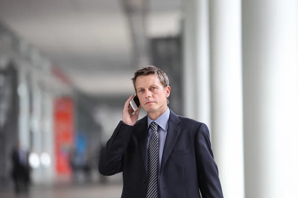 Επιχειρηματίας, μιλώντας στο τηλέφωνο κατά τη διάρκεια μια επαγγελματικά ταξίδια — Φωτογραφία Αρχείου