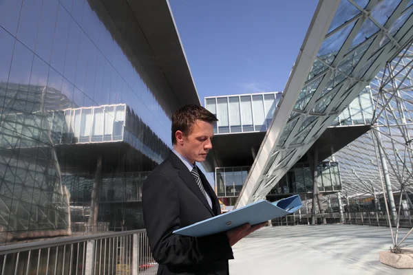 Ingenieur Kaufmann liest einen Ordner, Berechnungen und Konstruktion der Architektur — Stockfoto