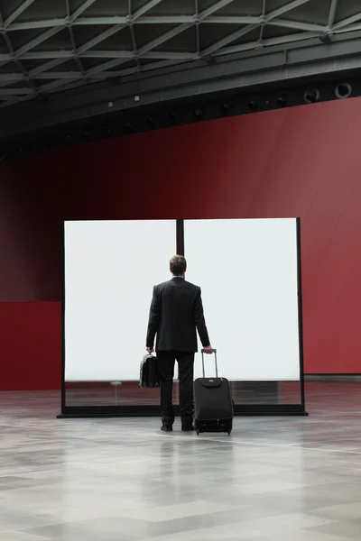 Affärsman framför tecken styrelsen under en affärsresa — Stockfoto
