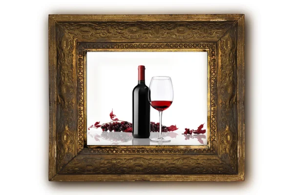 Cam ve beyaz arka plan üzerinde elle oyulmuş eski klasik ahşap çerçeve üzerinde kırmızı üzüm salkımı ile şarap şişesi — Stok fotoğraf