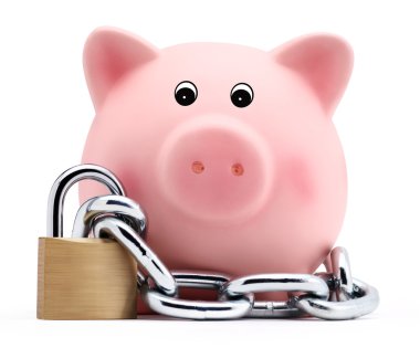 zincir ve beyaz arka plan üzerinde izole asma kilit ile Piggy banka