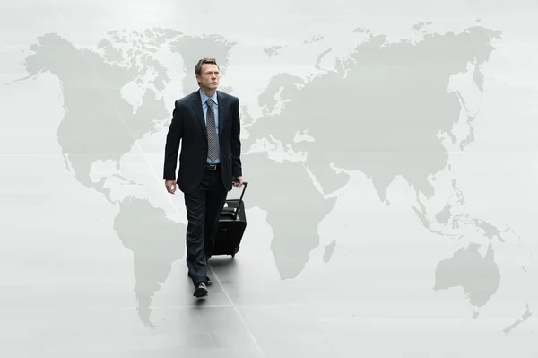 Бизнесмен, идущий по карте мира, международный туристический конк — стоковое фото
