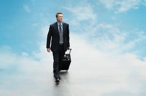 Uomo d'affari viaggiare sul cielo sfondo nuvoloso calcolo con — Foto Stock
