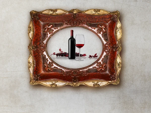 Bottiglia e vino di vetro in vecchia cornice su sfondo di marmo — Foto Stock