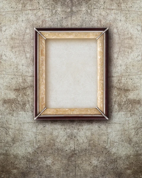Oude foto frame hout geïsoleerd op geruïneerde muur effect pagina — Stockfoto