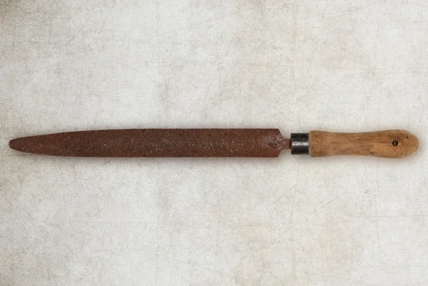 Ferramenta velha carpinteiro rasp para madeira isolada — Fotografia de Stock