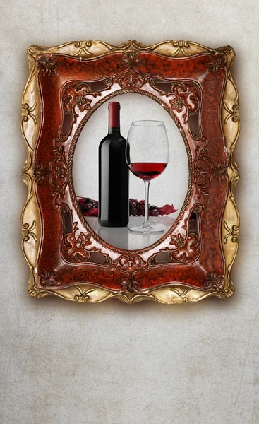 Bottiglia e vino di vetro in vecchia cornice su sfondo di marmo — Foto Stock