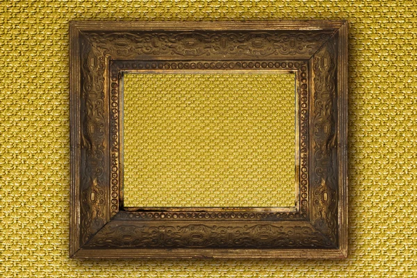 Klassischer alter hölzerner Bilderrahmen von Hand auf goldenem Hintergrund geschnitzt — Stockfoto
