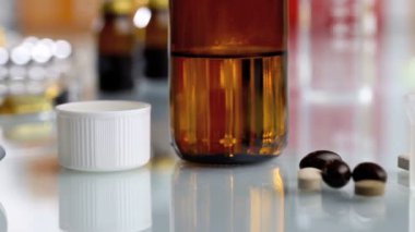 Dağıtıcı vitaminler ve Takviyeler ile şurubu dökülür