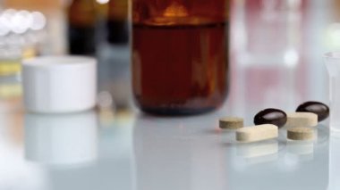 Dağıtıcı vitaminler ve Takviyeler ile şurubu dökülür