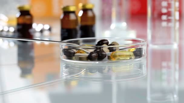 Vitaminas suplementos píldoras omega 3 en cuchara — Vídeo de stock