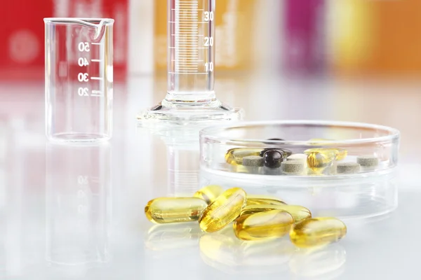 Vitaminen pillen geïsoleerde omega-3 voedingssupplementen Stockfoto