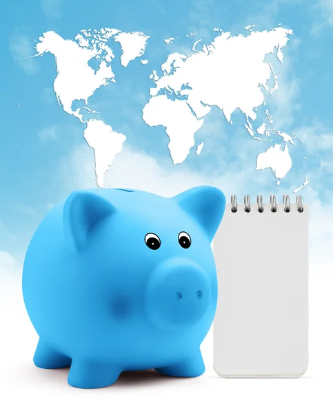 Piggy bank met blok opmerking op blauwe hemel planeet kaart achtergrond — Stockfoto