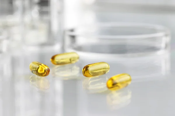 Pillole di vitamine omega 3 integratori con capsula di Petri — Foto Stock