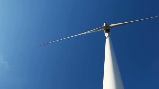 Energie windturbines en hemel — Stockvideo