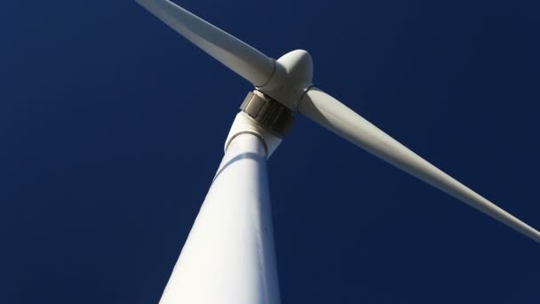 Energie windturbines en hemel — Stockvideo