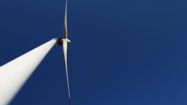 Energie windturbines en hemel — Stockvideo