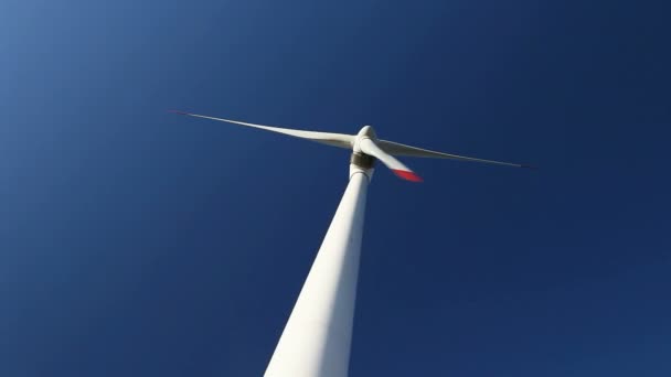 Energie windturbines en hemel — Stockvideo