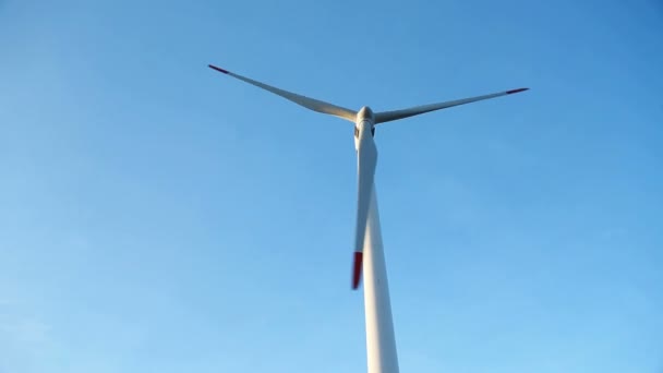 Енергетичні вітрові турбіни та небо — стокове відео