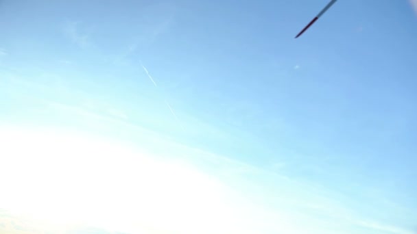 Energie windturbines en hemel — Stockvideo