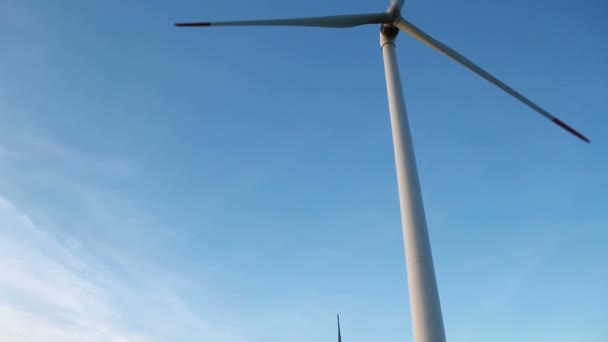 Energia turbinas eólicas e céu — Vídeo de Stock