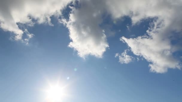 Panorama van de blauwe hemel met zon en wolken — Stockvideo