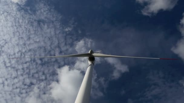 Energia turbinas eólicas e céu com nuvens — Vídeo de Stock