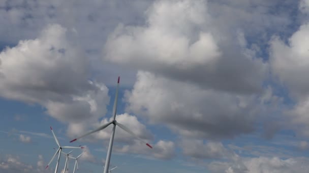 Energia turbinas eólicas e céu com nuvens — Vídeo de Stock