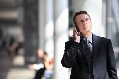 İş adamı telefonda konuşuyor.