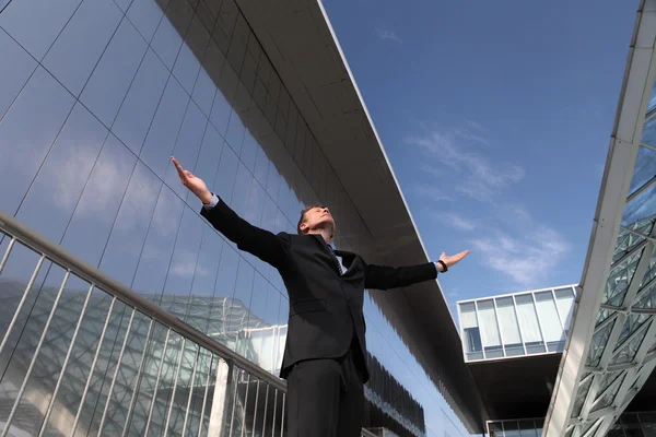Uomo d'affari a braccia aperte verso il cielo — Foto Stock