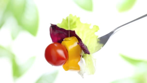 Insalata di forchette con olio d'oliva concetto di dieta di pomodoro — Video Stock