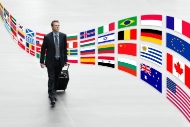 İşadamı arabası uluslararası bayrakları gezi konsepti ile seyahat
