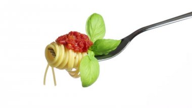 Spagetti makarna çatalla domates fesleğen Parmesan ve zeytinyağı, beyaz arka plan üzerinde izole