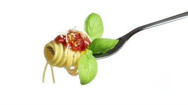 Spagetti makarna çatalla domates fesleğen Parmesan ve zeytinyağı, beyaz arka plan üzerinde izole