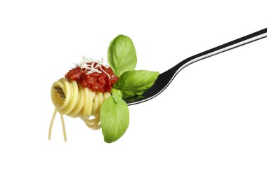 Spagetti makarna çatal beyaz zemin üzerine domates fesleğen Parmesan ile