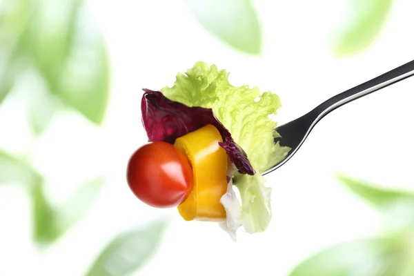 Forquilha folhas de salada de alface, tomate cereja e pimenta — Fotografia de Stock