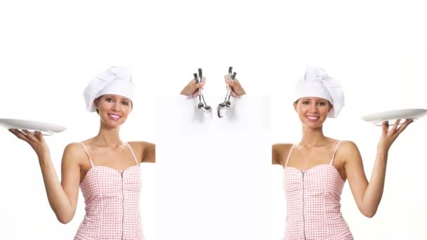 Chef femme montrant indique panneau d'affichage avec plat couverts — Video