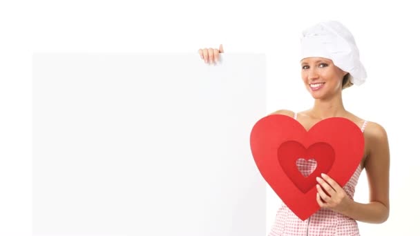 Chef mujer mostrando signo con forma de corazón — Vídeos de Stock