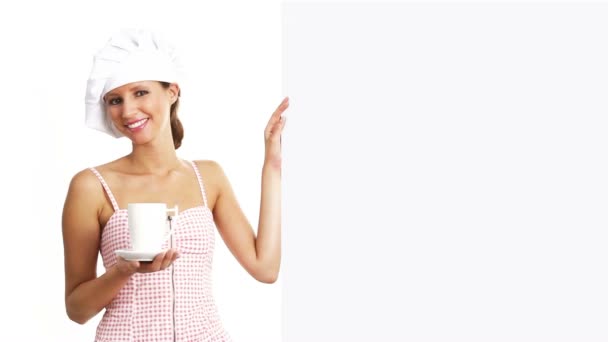 Chef mujer con taza que muestra indican cartelera blanca, café, té, chocolate concepto de marketing — Vídeos de Stock