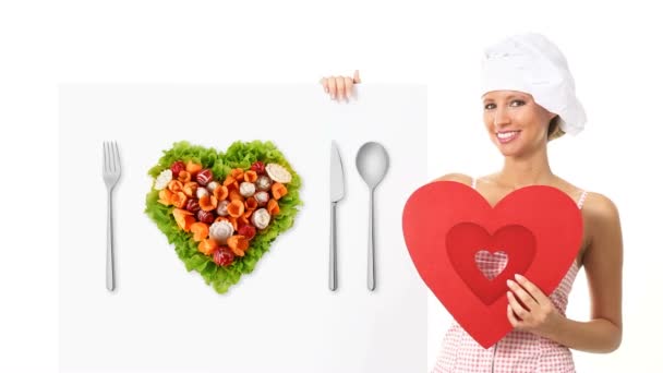 Chef mujer mostrando vallas publicitarias corazón forma dieta concepto — Vídeos de Stock