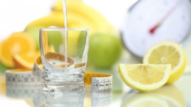 Limon suyu cam dökülür, meyve metre diyet yiyecek ölçekler