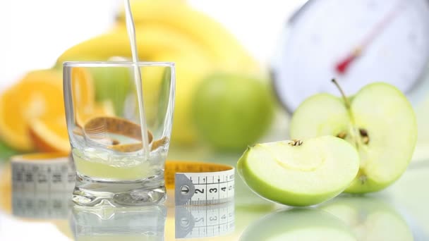 Sumo de maçã derramado em vidro, escalas de medidor de frutas dieta alimentar — Vídeo de Stock