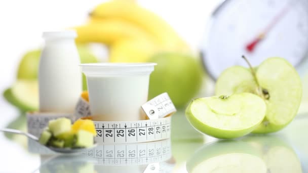 饮食食物酸奶茶匙水果苹果米和体重秤 — 图库视频影像