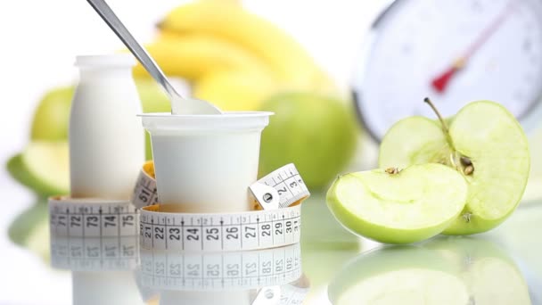 Dieet concept theelepel mengen yoghurt vruchten Apple meter en schalen — Stockvideo