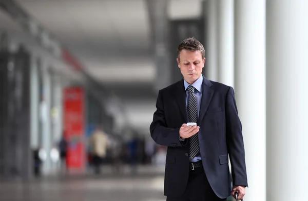 Empresário pensando em lei no telefone celular — Fotografia de Stock