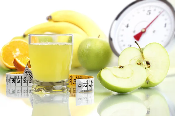 Äppeljuice i glas, frukt mätaren skalor dietmat — Stockfoto