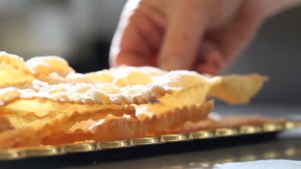 Manos de pastelero prepara el crostoli — Vídeos de Stock