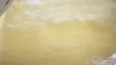 Eller pasta laboratuarında çalışır.