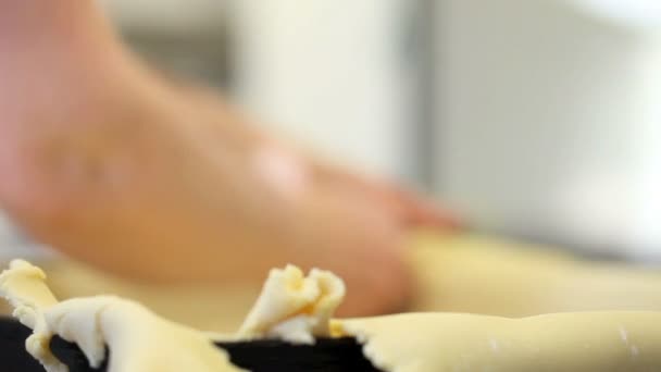 Руки для кондитерських виробів роблять пиріг з пирогом — стокове відео