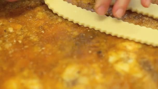 Bakelse händer göra paj mörbakelse tårta — Stockvideo